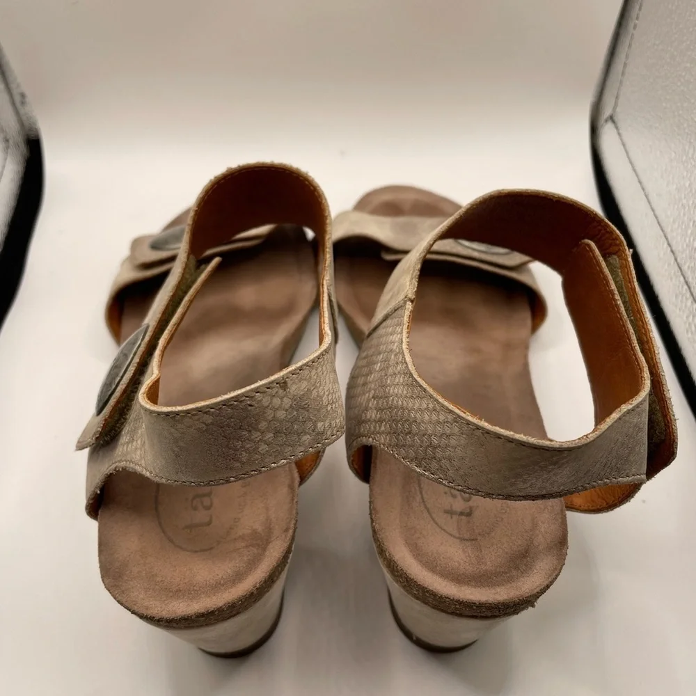 Blowout special -- 2 pairs of gorgeous "Carousel" Taos sandals for one price! - Picture 5 of 8